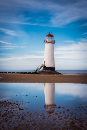 海岸白色灯塔意境摄影图片